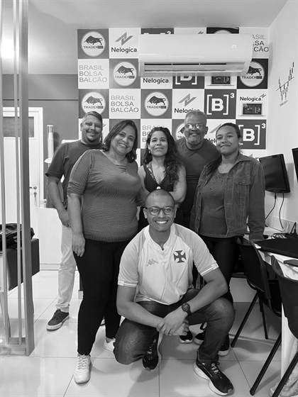 Alunos de uma turma anterior na sede da Trader4D